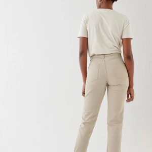 Dagny mom Jeans - Mom jeans från Gina tricot i superfin beige färg! För små på mig så knappt använda!🦋