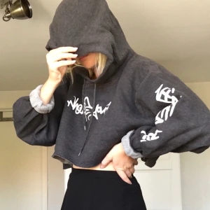 Croppad hoodie - Croppad hoodie med texten ”who are you” på framsidan och ”nintento” på armen. Storlek L men jag är storlek XS-S så beror hur man vill att den ska sitta. 60 kr + frakt.