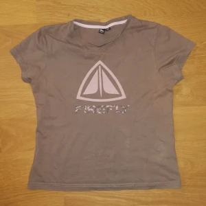 Firefly T-shirt/topp  strl 160 men passar xs/s - Brun firefly T-shirt strl 160 men passar xs/s. Frakt tillkommer