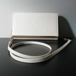 Väska  - Ganska bra skick, spegel i väskan, kan mötas runt St Eriksplan annars står köparen för frakt:) 