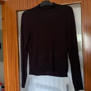 Tröja strl. XL - Svart tröja med lite högre krage, strl. XL. Pris exkl. frakt, köparen står för frakten.