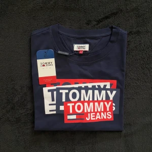 Ny T-shirt  - T-shirts 130:-/ st   Frakt:  1 vara 49:-  2 varor 55:- 3 eller fler 69:-