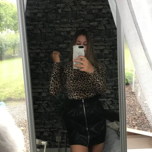Leopardtröja  - Tröja med leopardmönster och högre krage. Skönt material. (Kjolen på bilden säljs också, in och kolla min profil) 