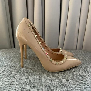 Beiga klackar - Beiga klackar 🤍🤍🤍 Aldrig använda, fläckar från skokartongen😔 Storlek 38, klackhöjd 10,5 cm