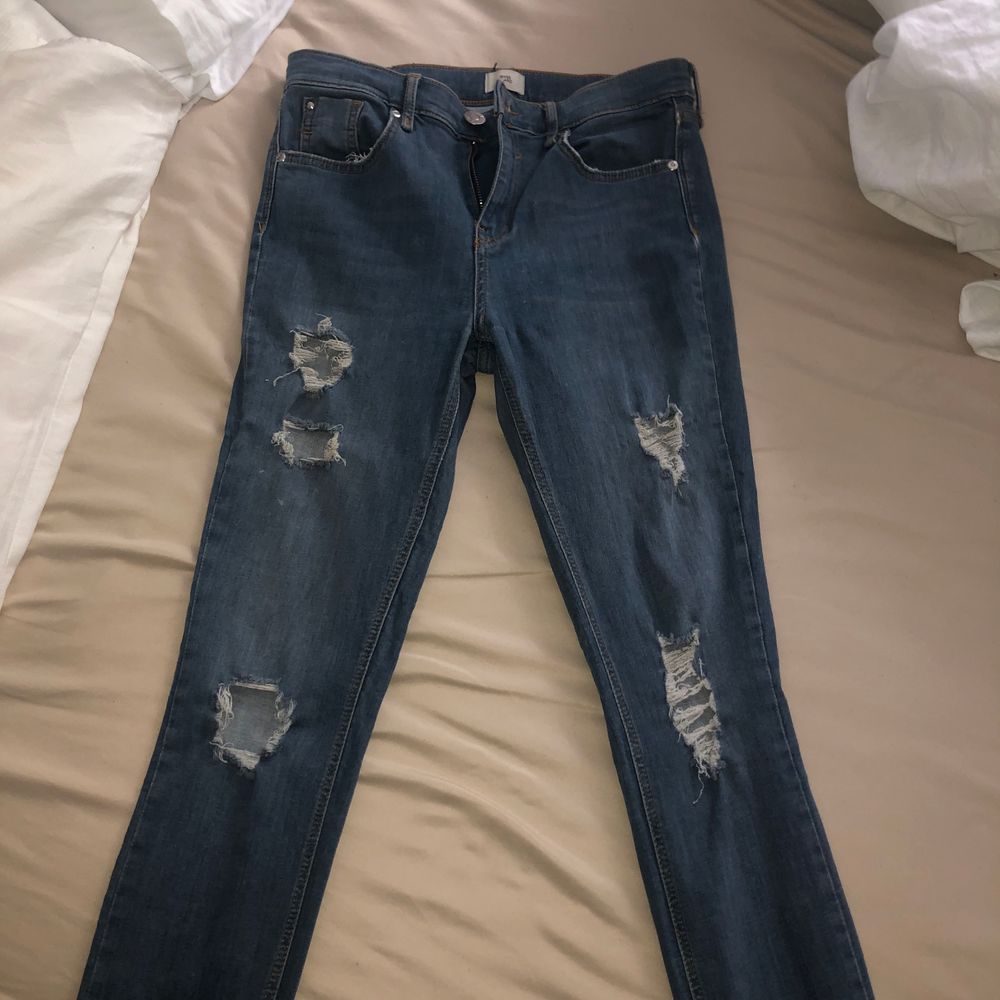 Slitna jeans från river island i bra skick! Storlek 12 passar 38. 💗. Jeans & Byxor.