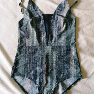 Fin body med djup rygg - Body från Hm, använd 1 gång. Skönt tyg. 