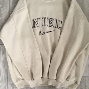 Nike vintage tröja!! - Helt ny med prislapp, köpt för 1200kr. Skriv privat om du är intresserad. Den är overzized så strl M/L. Tänk på att bara lägga bud du kan tänka dig betala!! LÄGG BUD I KOMMENTARERNA, ÖKA MED MINST 20kr. Tänk på att min tröja inte är från samma årtal som exempelbilden, färgen är mörkare. Högsta bud 1200❤️1500kr köp direkt!! Budgivning avslutas MÅNDAG 00.00 7/9