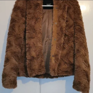 Pälsjacka stl S - Mysig pälsjacka stl S, använder ej. Öppen för byten och priset kan diskuteras vid snabb affär. Köparen står för frakten. 