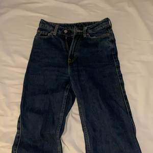 Säljer mina weekday Row jeans i storlek 24/30 i en mörkare färg. Endast använda ett fåtal gånger