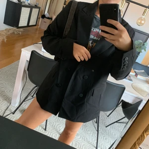 Svart kavaj/blazer  - Säljer denna oversized kavaj/blazer i storlek 42 men är mer som 40, sitter oversize på mig som har 36. 