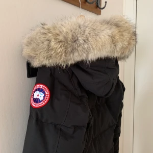 Canada Goose (shelburne parka) - Säljer min fina goose! Den är endast använd en vinter så i fint skick. Storlek S men passar väldigt bra på M också. Den har ett pyttelitet hål bakom dragkedjan (alltså på insidan), inte alls synligt, men därav det billiga priset. Kan skicka bild på det. Köpt på Jackie 💗