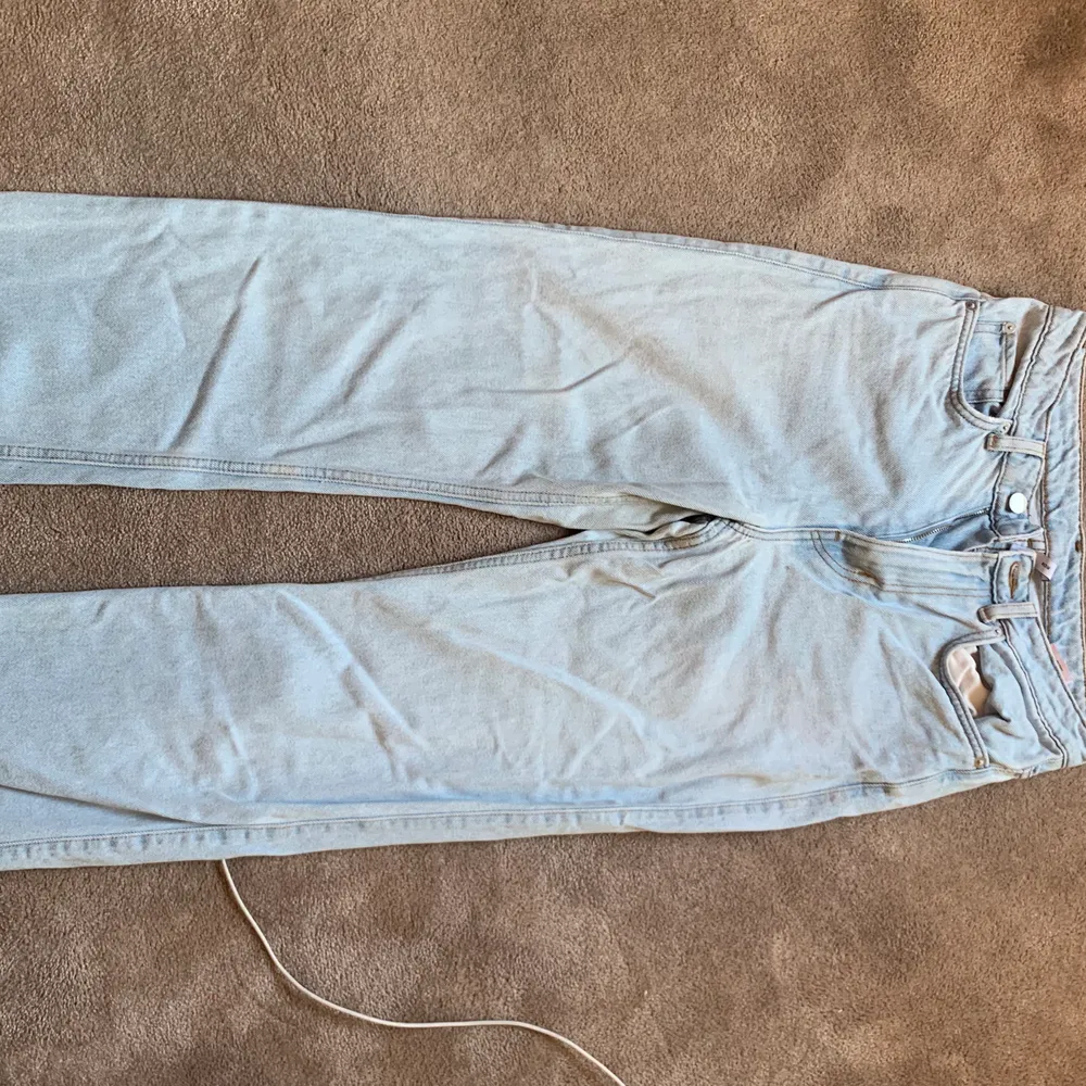 Raka jeans i modellen Row. Fin ljusblå färg🥰. . Jeans & Byxor.