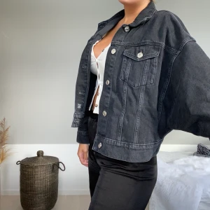 Zara jacka - Superfin jeansjacka från Zara! Inköpt för 399kr på nätet men missade tyvärr att skicka tbx paketet i tid:( Aldrig använd då den inte riktigt är min stil! Jackan är i storlek S men modellen är oversize så skulle säga att den passar XS-M!💗💗