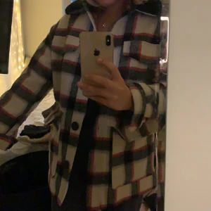 Kappa - Jättecool kappa från Bershka! Den är i väldigt fint skick. Men använder inte längre så därför säljer jag den. Frakten står köparen för👍🏽