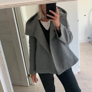 Kort kappa från Zara - Kort grå kappa med luva från Zara i väldigt fint skick, inte använd många gånger 🤩  storlek S. Kunden står för frakten 