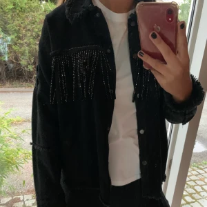 Zara jacka - Säljer den trendiga Zara jackan! Super snygg till både vardag och fest. Flexibel med priset.
