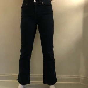 Mayla Sthlm, ”Elsa jeans - rinse” - Ett par supersnygga jeans som är ”cropped flare” model. De är köpta förra sommaren och är i bra skick, materialet är stretchigt och färgen är väldigt mörk blå. Köpta i strl 38 men har tyvärr gått ner i storlek vid tvätt. De passar storlek 34 då sitter de lite lösare över låren, eller en storlek 36 då sitter de lite tajtare över låren