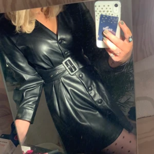 Skinnklänning från zara! - Skitsnygg skinnklänning med ett skärp i midjan! Köpt för 399 på zara i vintras. Använd en gång! Är 176 och den sitter bra i längden. Passar även i längden på min kompis som är 167. Såg extremt kort ut på andra bilden (?), men det är den inte! Köpare står för frakt! Swish!