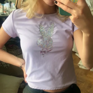 Playboy tröja - Ljuslila T-shirt med Playboy tryck (färgen är mest lik i verkligheten på bild 2) har inte sett denna tröja någonstans annars. Sjukt najs