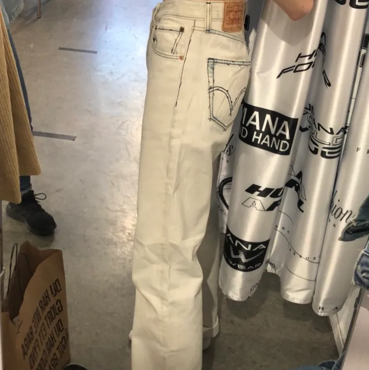 Köpte dessa byxor på Humana Secondhand men använde endast en gång. De är i storleken 31/34 och är i en styv jeanskvalitet. Sömmarna är marinblå och jeansen har lite ”blåa fläckar” som om de vore blekta. Jeansen stängs med knappar. Köparen står för frakt. Jeans & Byxor.