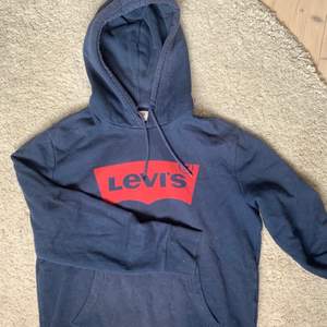 Snygg Levi's hoodie. Storlek M, använd väl men är fortfarande i bra skick. Nypris 750, men säljer för 180 kr inklusive frakt