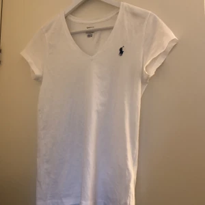 Polo Ralph lauren t-shirt - Vit v-ringad polo Ralph lauren t-shirt strl s. Nästan aldrig använd