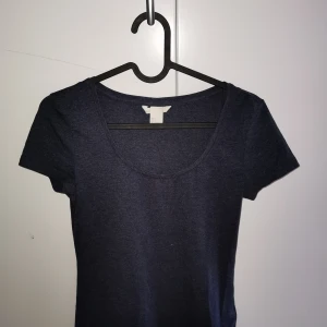 Mörkblå T-shirt strl S - Mörkblå t-shirt från HM i strl S, den sitter som en trikåtopp. Säljer pga fel storlek. 