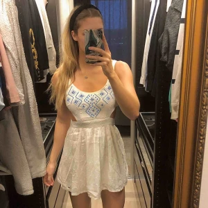  - Klänning från Hollister! Otroligt fin men dessvärre för liten för mig numera. Dragkedjan på baksidan är lite trög men det har den alltid varit. 