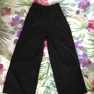  - Svarta byxor med vita linjer. Mjukt tyg. Köpta från monki.💞Säljer dessa då de är aningen för stora (har vanligtvis 34). Byxorna är därför knappt använda. Möts upp eller fraktar (köparen betalar då frakt)