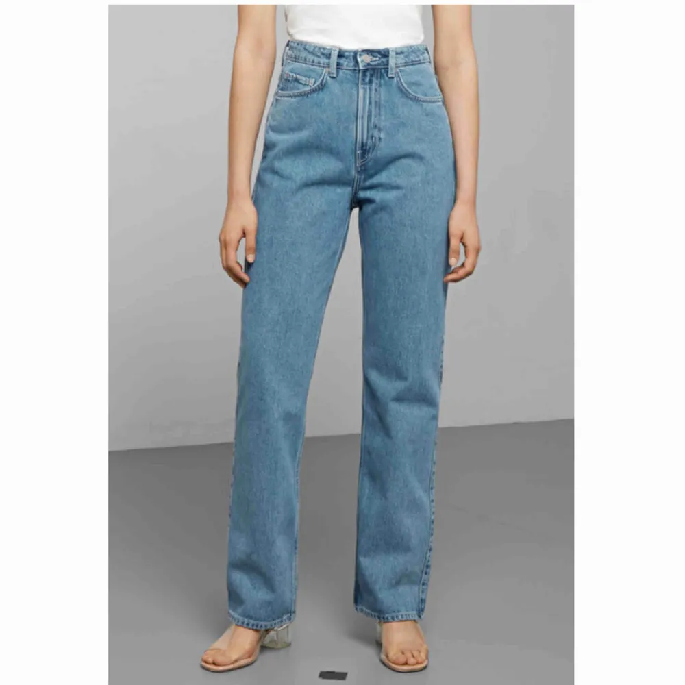 Använda några gånger Bortklippt ficka på ena sidan där bak (fråga för fler bilder) Weekday jeans  Model: row . Jeans & Byxor.