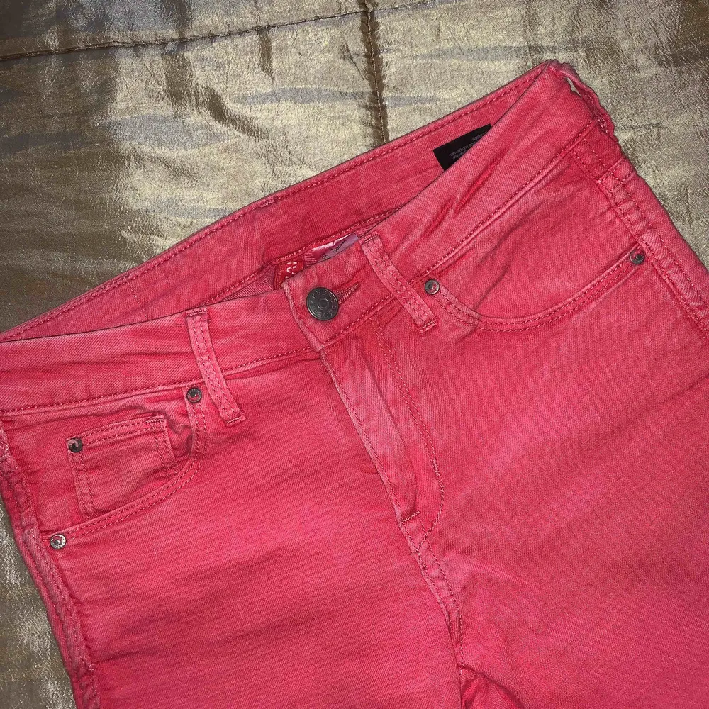 Hallonröda jeans från H&m i storlek 34. Mjuka och sitter tight. Fint skick använda ett fåtal gånger . Jeans & Byxor.