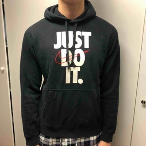  - Nike Hoodie strl M cond - 7/10 Säljer pågrund av att den är för liten 