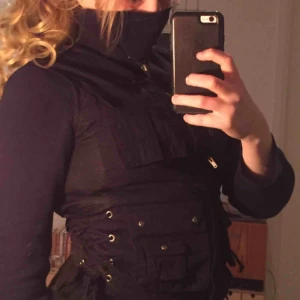  - Figursydd fiskeväst med snörning i sidan.  +42 för frakt