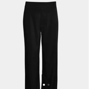  - Säljer dessa populära byxorna från bikbok i modellen dana. Byxorna är endast testade då jag köpt två lika dana. Strl är 38