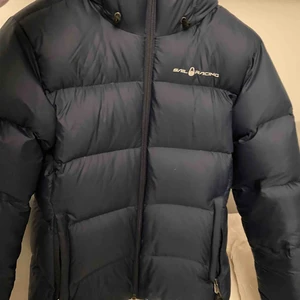  - Sailracing jacka, näst in till oanvänd - inga synliga märken av användning!! Köp på NK i Stockholm. 