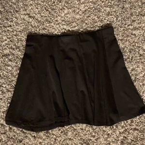  - Fin kjol som tyvärr är för kort för mig som är 175 lång. Köptes ny men det finns ingen lapp om storlek så skulle gissa på att den är ca xs eller s 50kr + eventuell frakt!