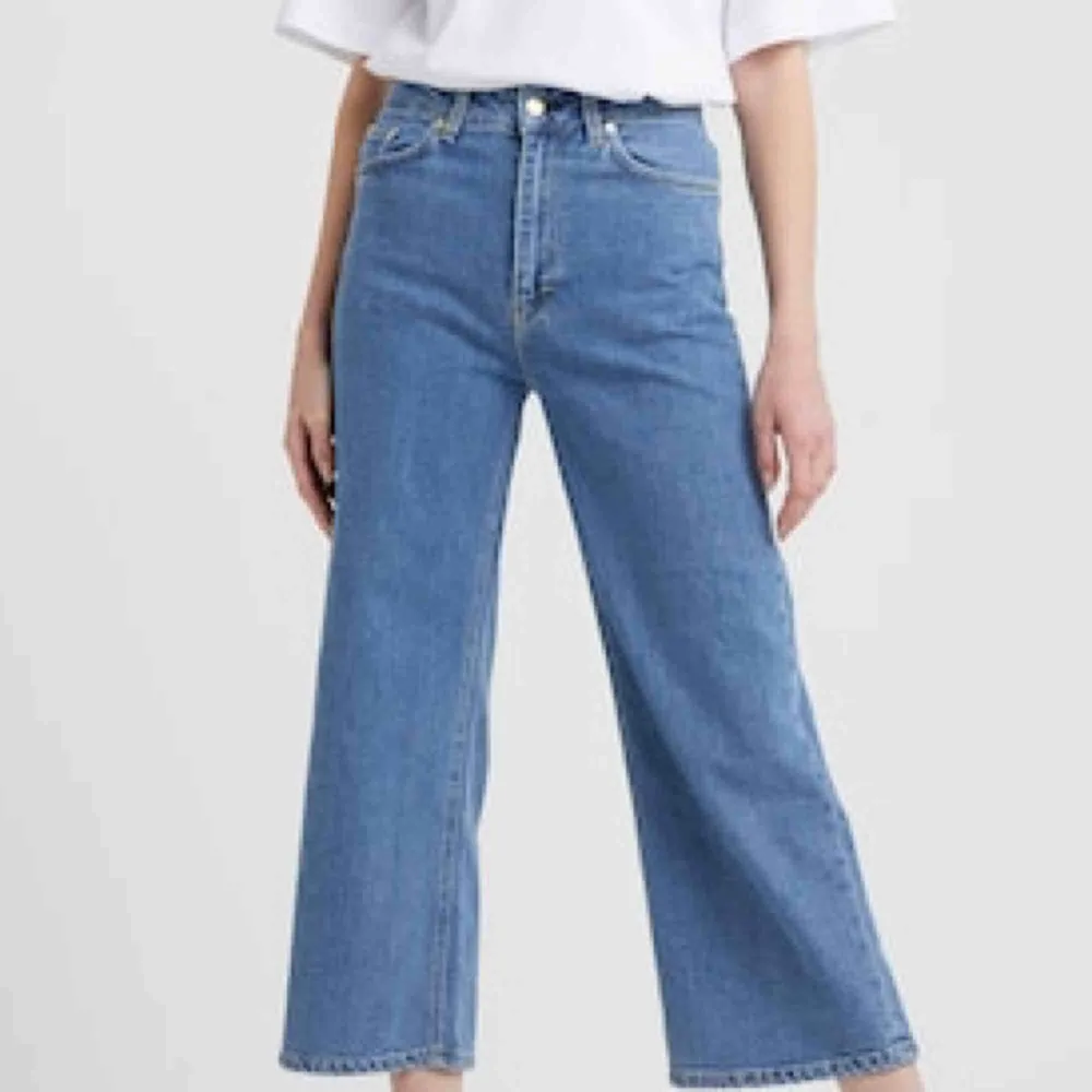 Filippa K jeans modell LAURIE  Stl 30 High waist, wide leg, cropped  Endast använda 1-2 ggr  Frakt 450 kr  🐋 . Jeans & Byxor.