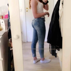  - Säljer nu mina älskade jeans då de inte kommer till användning. Blåa jeans med små slitningar och jättesköna. Köpt på Tessie i Göteborg för 3år sedan men de är som nya. Fler bilder kan skickas