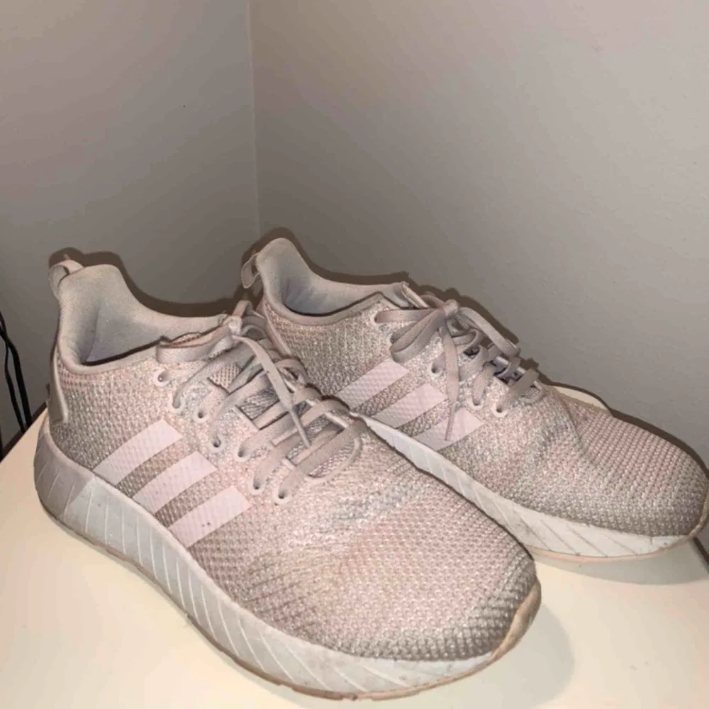 Adidas light pink shoes. Used 2 times. Pay for shipping or transport. . Skor.
