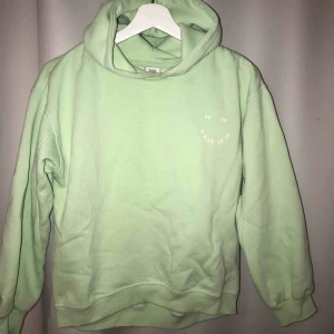  - En hoodie ifrån zara kids men passar mig som är en xs i vanliga fall! En fin lysande gröna färg! 