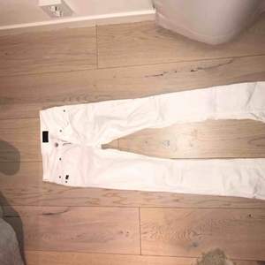 Ett par vita jeans ifrån tiger of Sweden i modellen KATE. Oanvända utan bara testade, säljer pga för korta. 