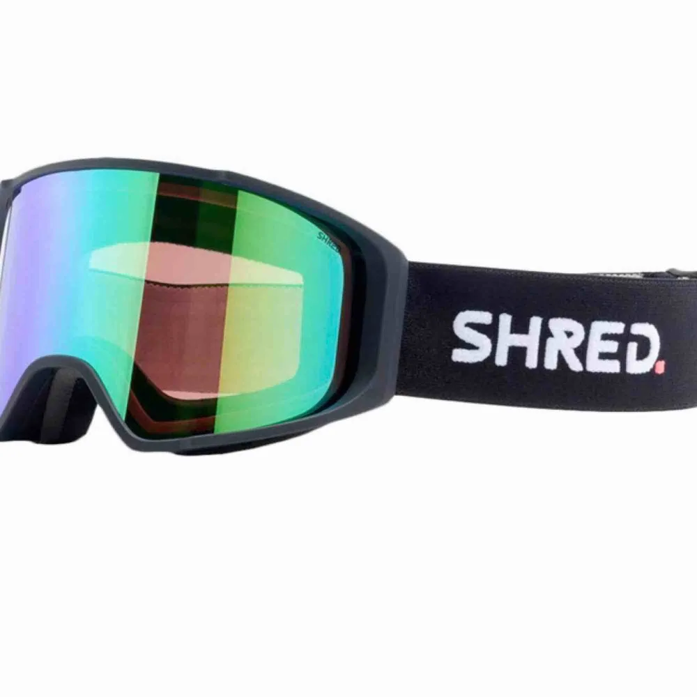 Helt nya, oanvända Goggles från märket Shred, årsmodell 2020, brett synfält, 2 linser. För stora för mig tyvärr. Ordinarie pris 2600kr.  Skickas med postnord, spårbar frakt 63kr eller hämtas upp i Åre. . Övrigt.