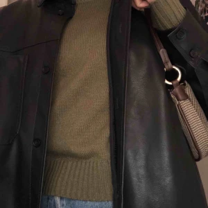  - Säljer en fin grön och skön stickad tröja💚 hör av er för mer info