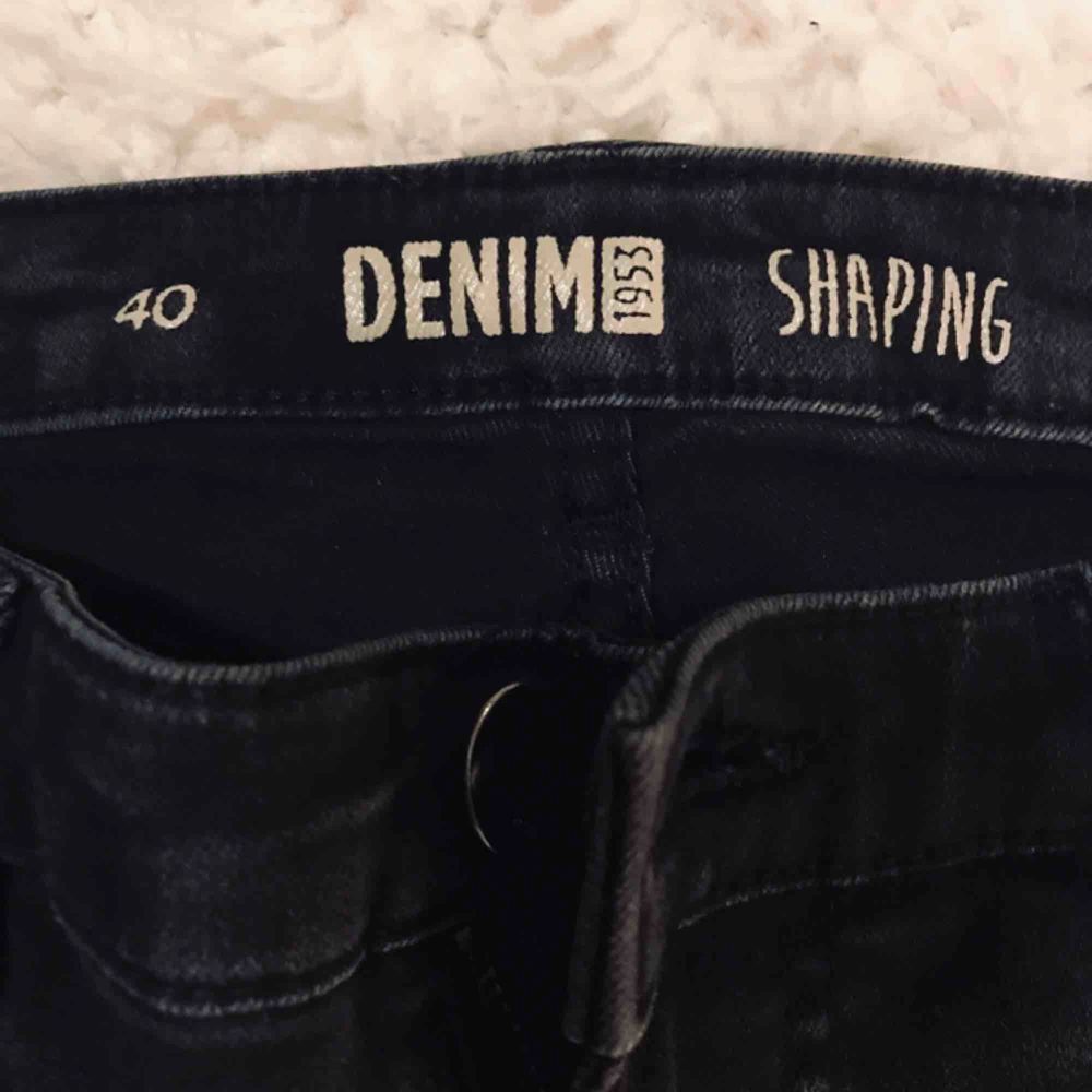 Jätte sköna denim jeans från Kappahl! Stretchiga och sitter som ett smäck! Jag är 164 och de är lite långa för mig så rekommenderar de för lite längre tjejer! ❤️💕. Jeans & Byxor.