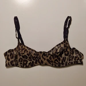  - Suuuperfin leopard-BH från Dolce & Gabbana. Ovadderad med bygel.  Fint skick men resåraxelbanden är lite töjda,  men syns eller känns verkligen inte när den är på!   Kan inte se storleken,  men är lite stor för mig tyvärr och jag skulle säga att den är 75B-80B typ. Kan skicka mått vid intresse! 🐆💕 