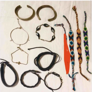  - Olika armband, skiftar mellan 20-40 kr/st 💸 Finns i Kalmar men kan fraktas, meddela mig för mer info, bilder osv 💸