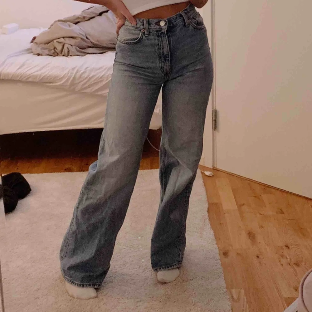 Ett par blåa wide jeans från Monki i modellen Yoko. Sitter sååå snyggt och är i den perfekta blåa jeansfärgen enligt mig! Jag är 165 cm för er som undrar😊. Jeans & Byxor.
