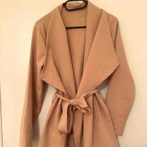  - Tunn kappa från Nelly i strl S dock är lappen där storleken var borttagen då den kliade så mycket och jag kunde inte hantera det. Nyskick, använd bara 2 gånge under sommaren. Kan mötas i Enköping/Uppsala annars står köparen för frakten