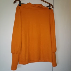 Orange tröja med detaljer - Jättefin tröja med krage och muddade ärmslut