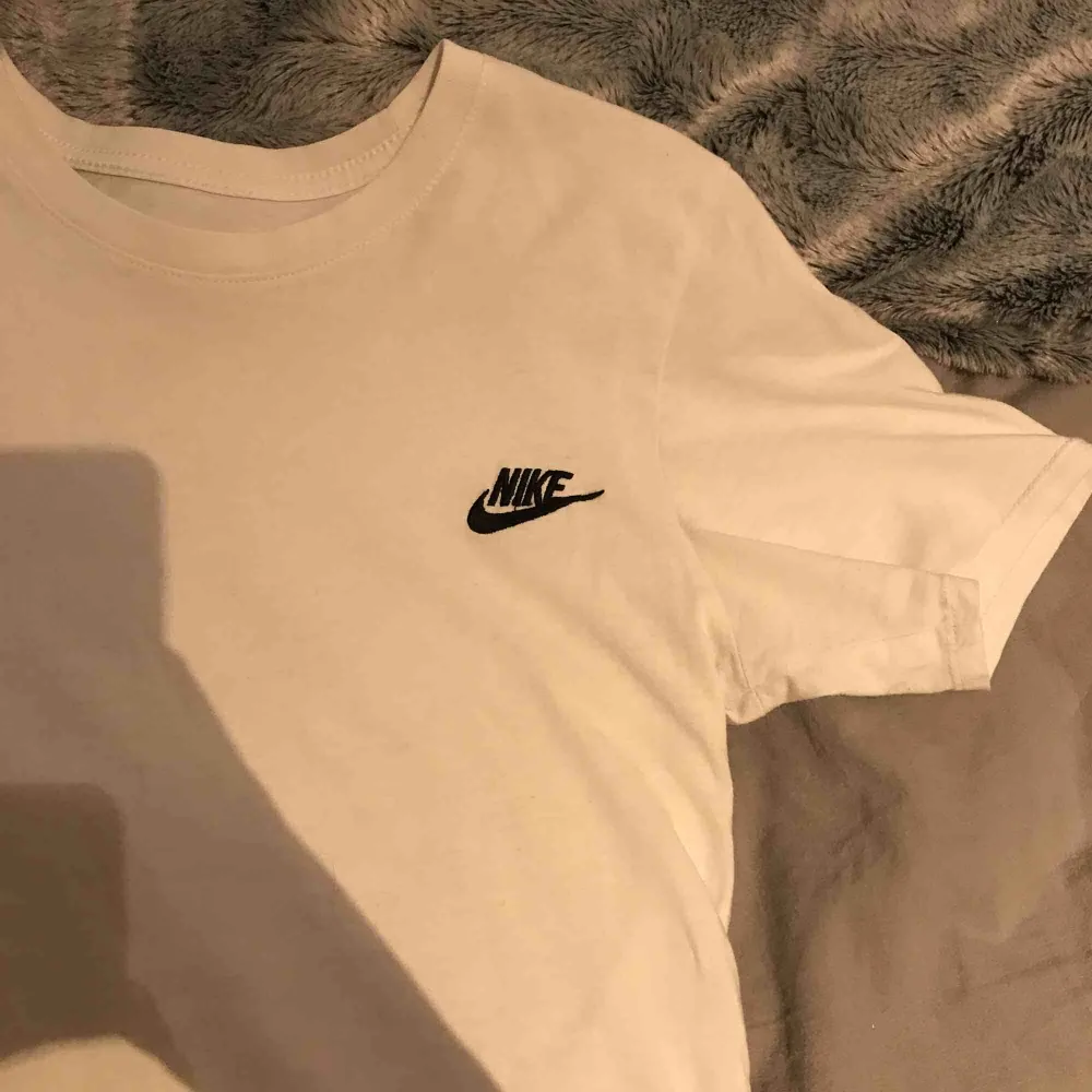Vit Nike T-shirt i mycket bra skick! . T-shirts.
